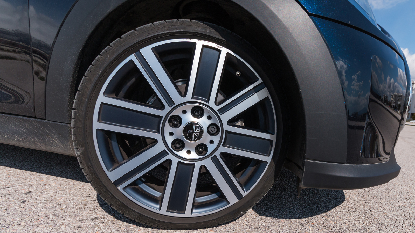 Σφιχτές αναρτήσεις, κοφτερό τιμόνι και εξαιρετικά καθίσματα προδιαθέτουν τον οδηγό να πατήσει τέρμα το γκάζι!